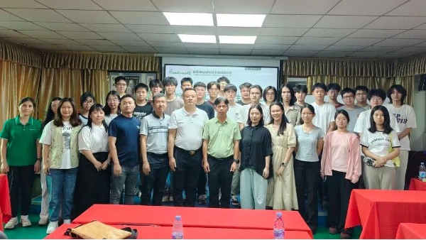 注塑模具廠 | 東莞理工師生聚焦Z時(shí)代彩妝設(shè)計(jì)