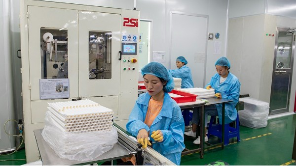 塑料制品制造廠里什么是吹瓶？