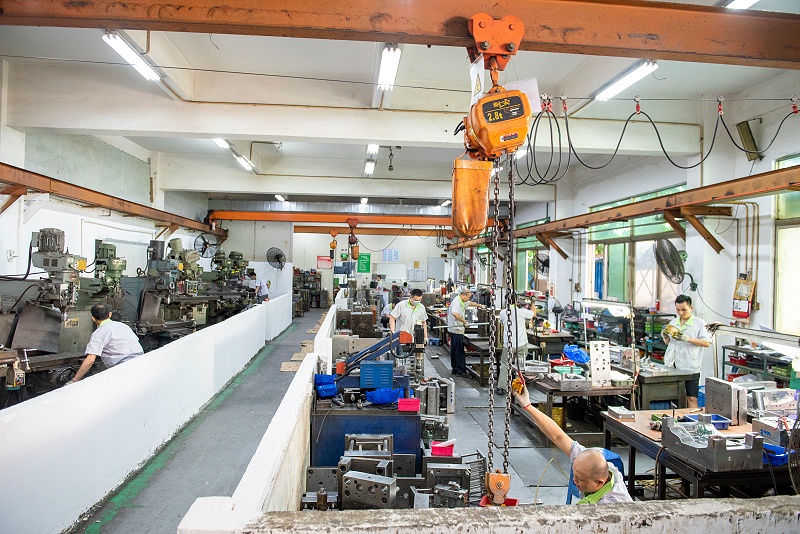 東莞市世邦塑膠模具廠家模具車(chē)間