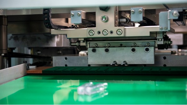 塑料吹塑機(jī)注塑模具加工原理